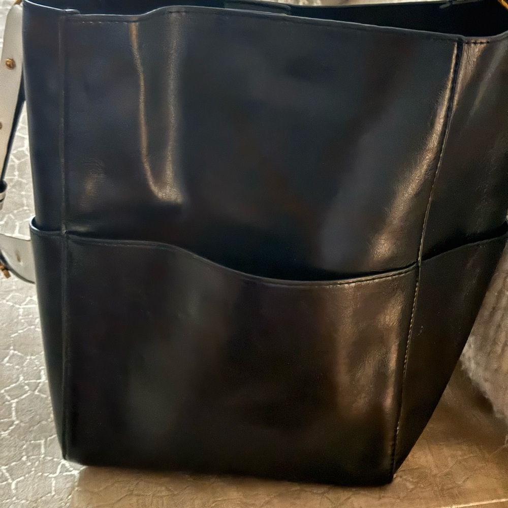Chic Bucket Bag with Bumblebee Strap - Picture 4 of 10